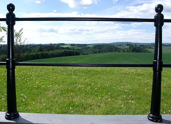 gjerde fra wh produksjon-Smijernsgjerder-Hagedekorasjoner-Gjerde-Hageprodukter-Tennstål-Topplate-Rogerkors / Ågekors