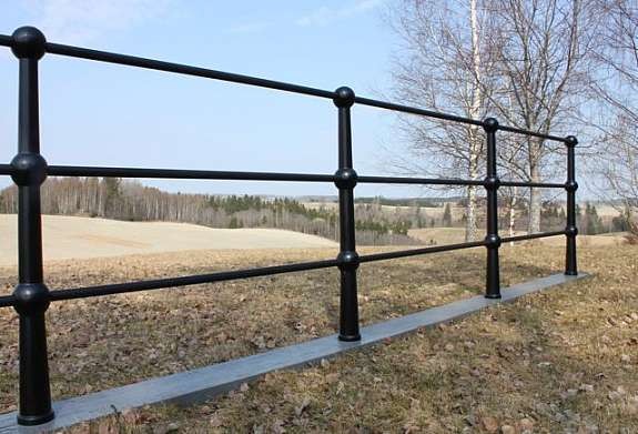 gjerde fra wh produksjon-Smijernsgjerder-Hagedekorasjoner-Gjerde-Hageprodukter-Tennstål-Topplate-Rogerkors / Ågekors