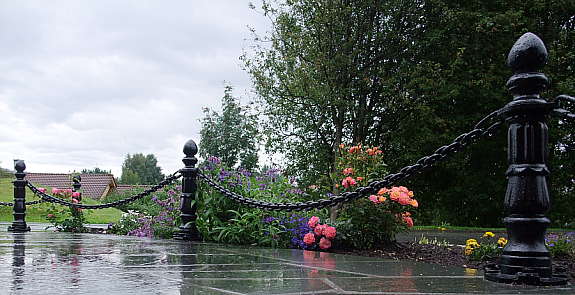 gjerde fra wh produksjon-Smijernsgjerder-Hagedekorasjoner-Gjerde-Hageprodukter-Tennstål-Topplate-Rogerkors / Ågekors